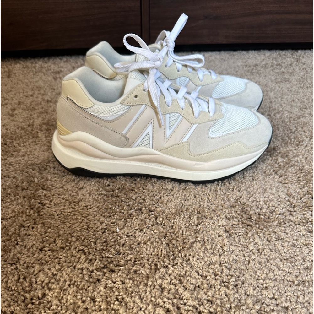 New Balance Tennis Shoe! Size 9.5 Great condition!